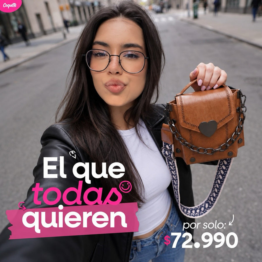 Chica con gafas sosteniendo un bolso café con corazón, de Coquette